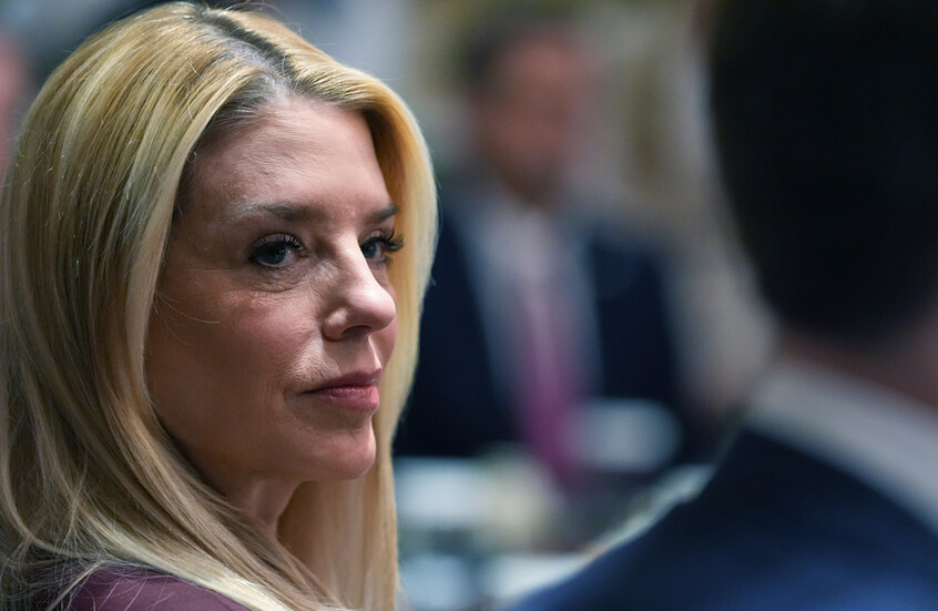 تسترت على شخصيات مرتبطة بإبستين.. ترامب يقيل وزيرة الدفاع بام بوندي